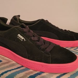 Puma with bow
